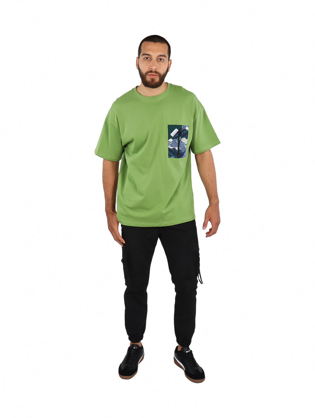Playera verde de manga corta para hombre con un bolsillo estampado en el pecho.