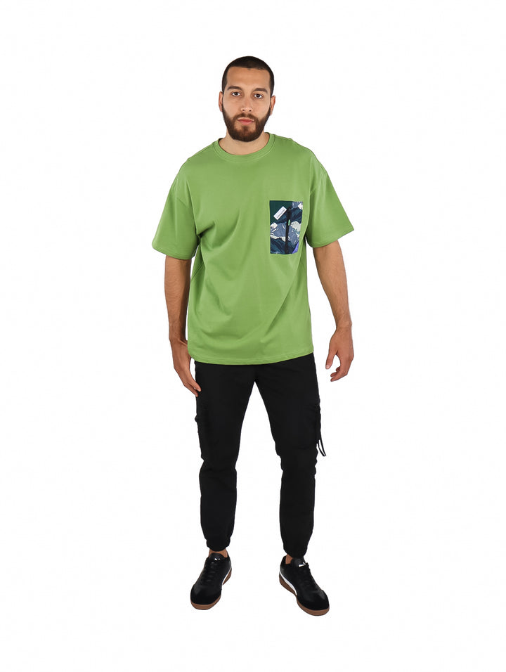 Playera verde de manga corta para hombre con un bolsillo estampado en el pecho.
