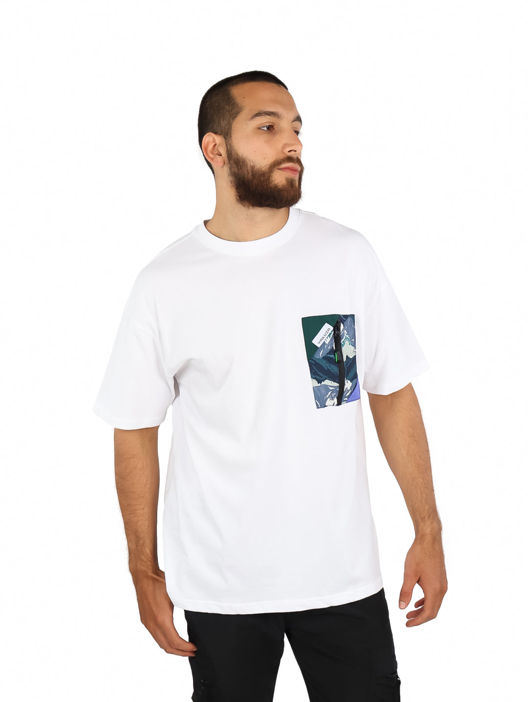 Hombre vistiendo playera blanca de manga corta con un bolsillo estampado en el pecho.