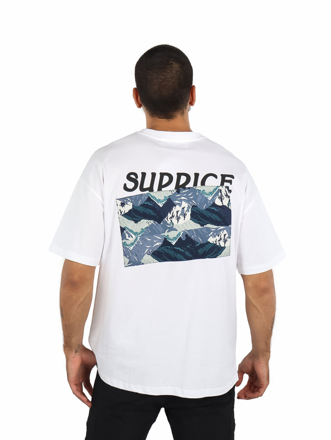 Hombre vistiendo playera blanca de manga corta con un bolsillo estampado en el pecho.