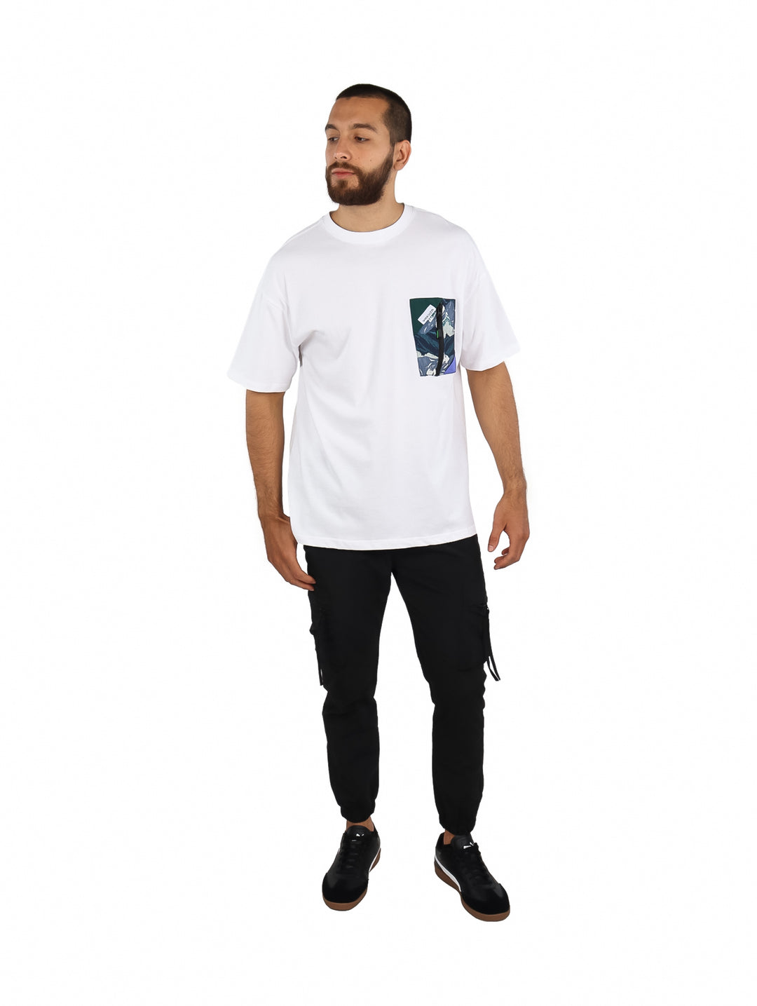 Hombre vistiendo playera blanca de manga corta con un bolsillo estampado en el pecho.