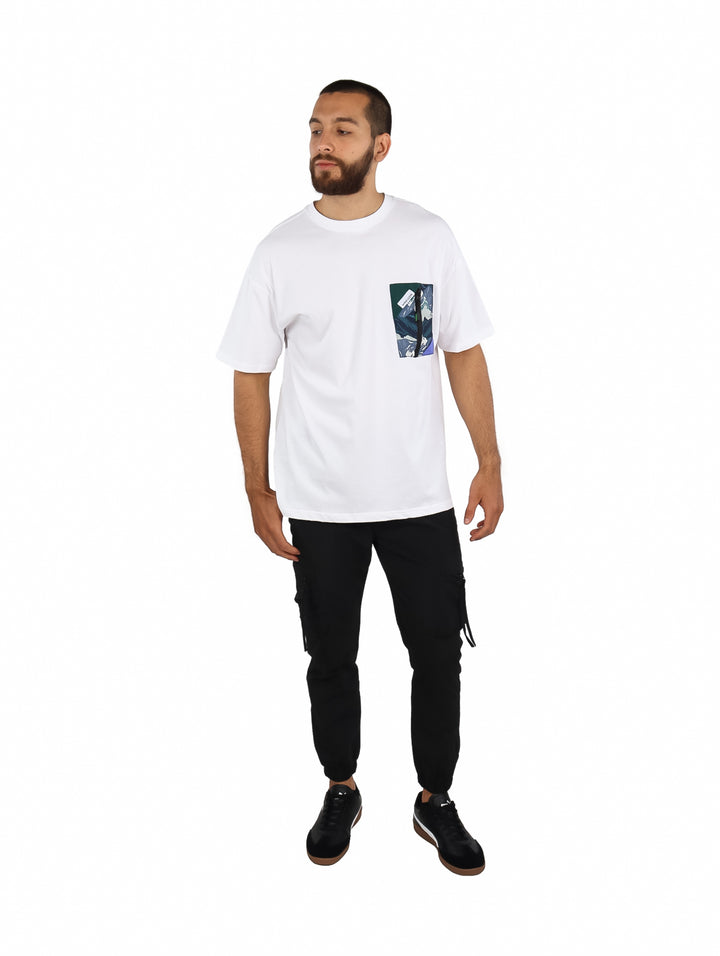 Hombre vistiendo playera blanca de manga corta con un bolsillo estampado en el pecho.