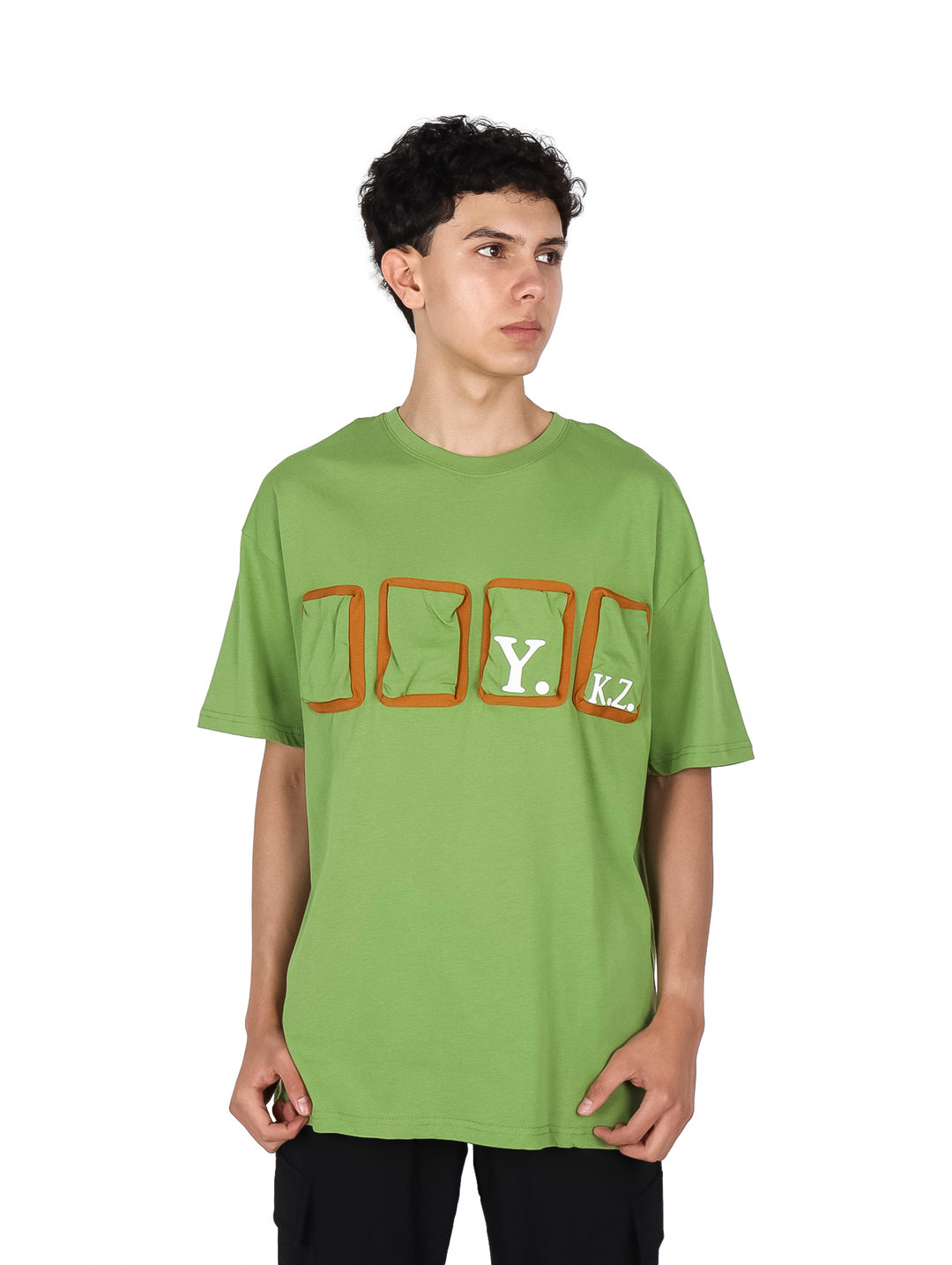 Playera verde de manga corta para hombre con detalles de bolsillos frontales en color marrón.