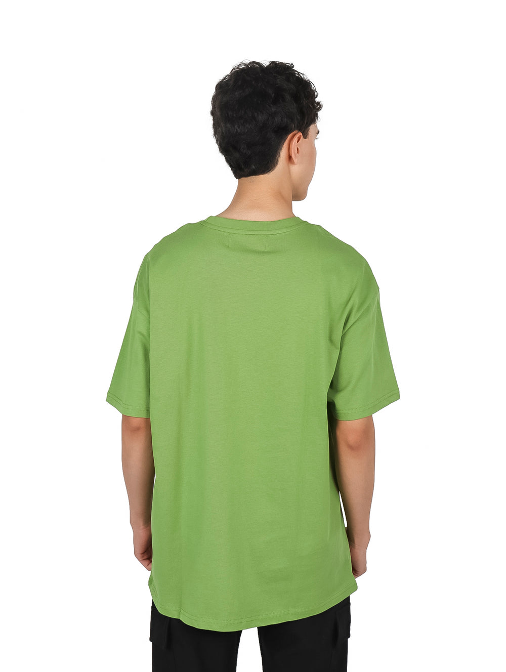 Playera verde de manga corta para hombre con detalles de bolsillos frontales en color marrón.