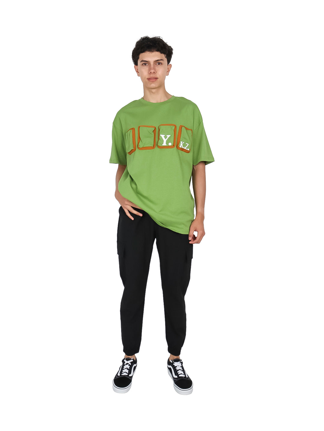 Playera verde de manga corta para hombre con detalles de bolsillos frontales en color marrón.