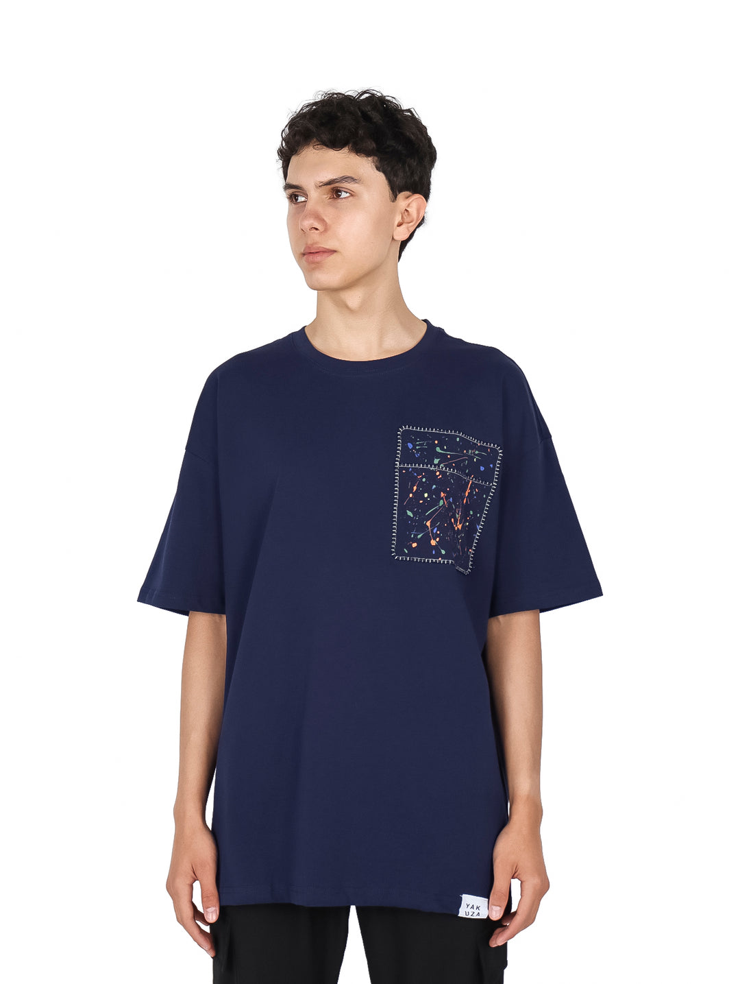 Hombre vistiendo playera Yakuza color navy con estampado gráfico en el pecho y manga corta.