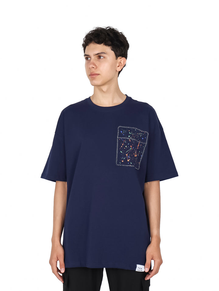 Hombre vistiendo playera Yakuza color navy con estampado gráfico en el pecho y manga corta.