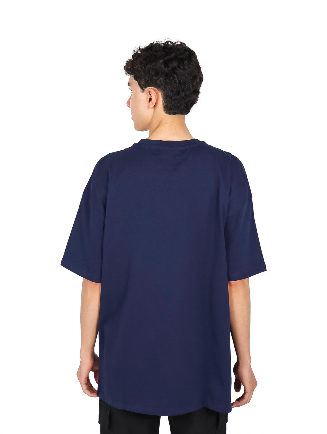 Hombre vistiendo playera Yakuza color navy con estampado gráfico en el pecho y manga corta.