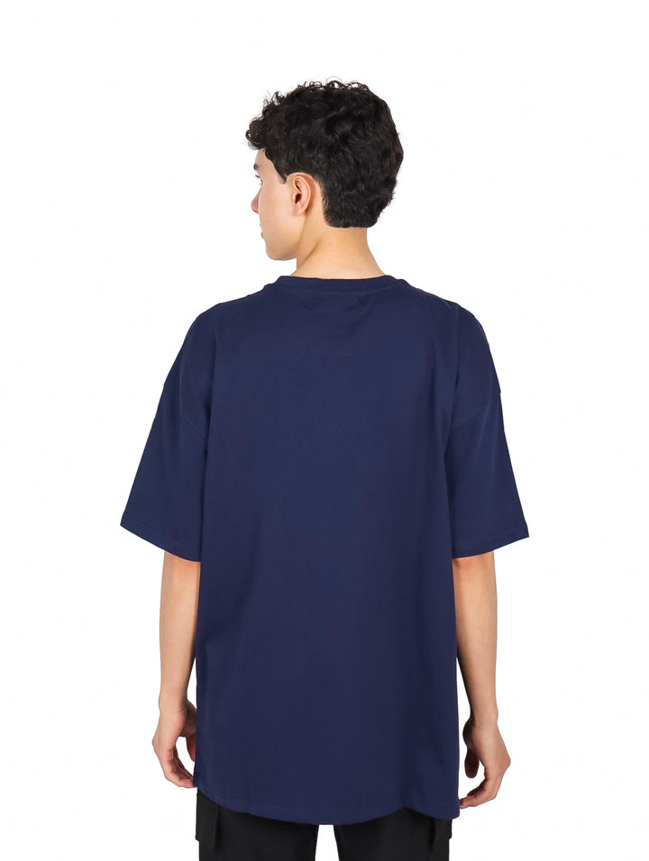 Hombre vistiendo playera Yakuza color navy con estampado gráfico en el pecho y manga corta.