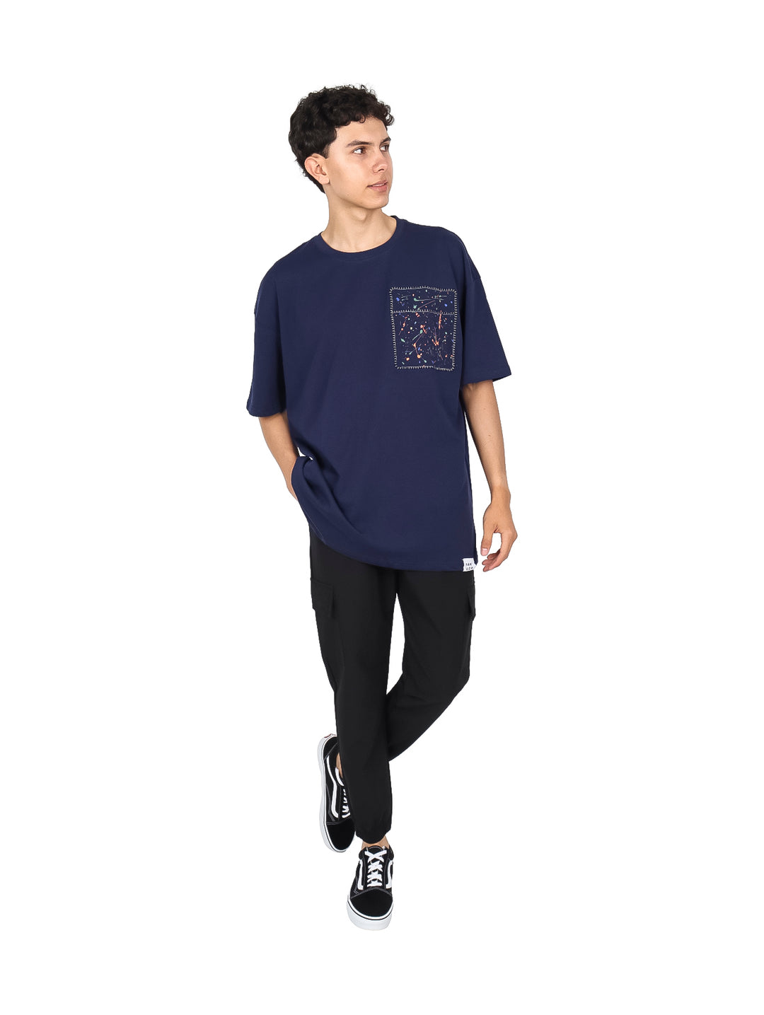 Hombre vistiendo playera Yakuza color navy con estampado gráfico en el pecho y manga corta.