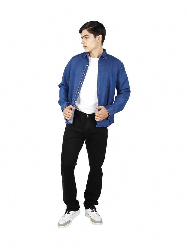 Hombre vistiendo una camisa azul de manga larga estilo denim con botones frontales.
