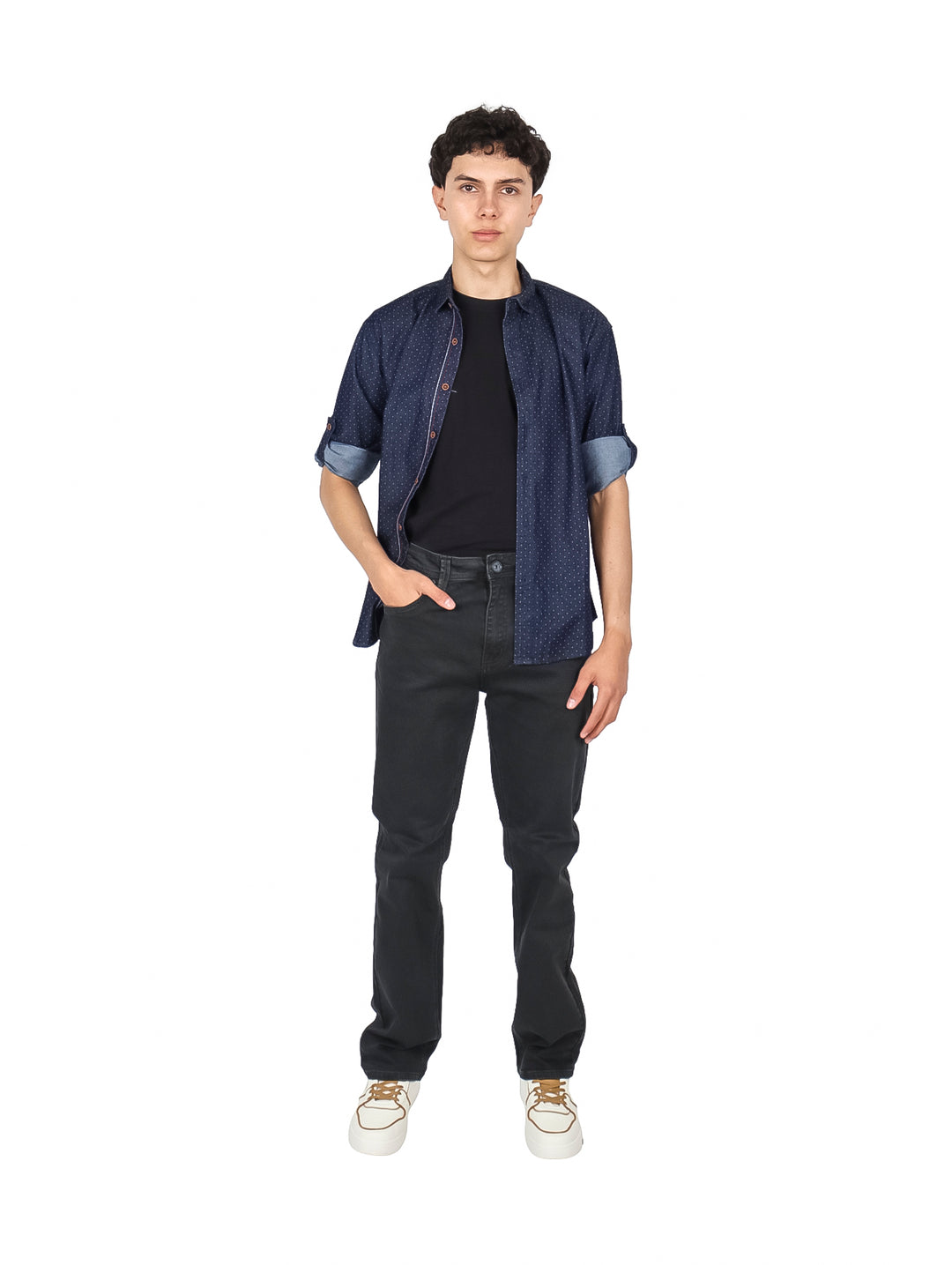 Hombre vistiendo camisa azul oscuro con pequeños puntos blancos, manga larga y cuello, estilo casual.