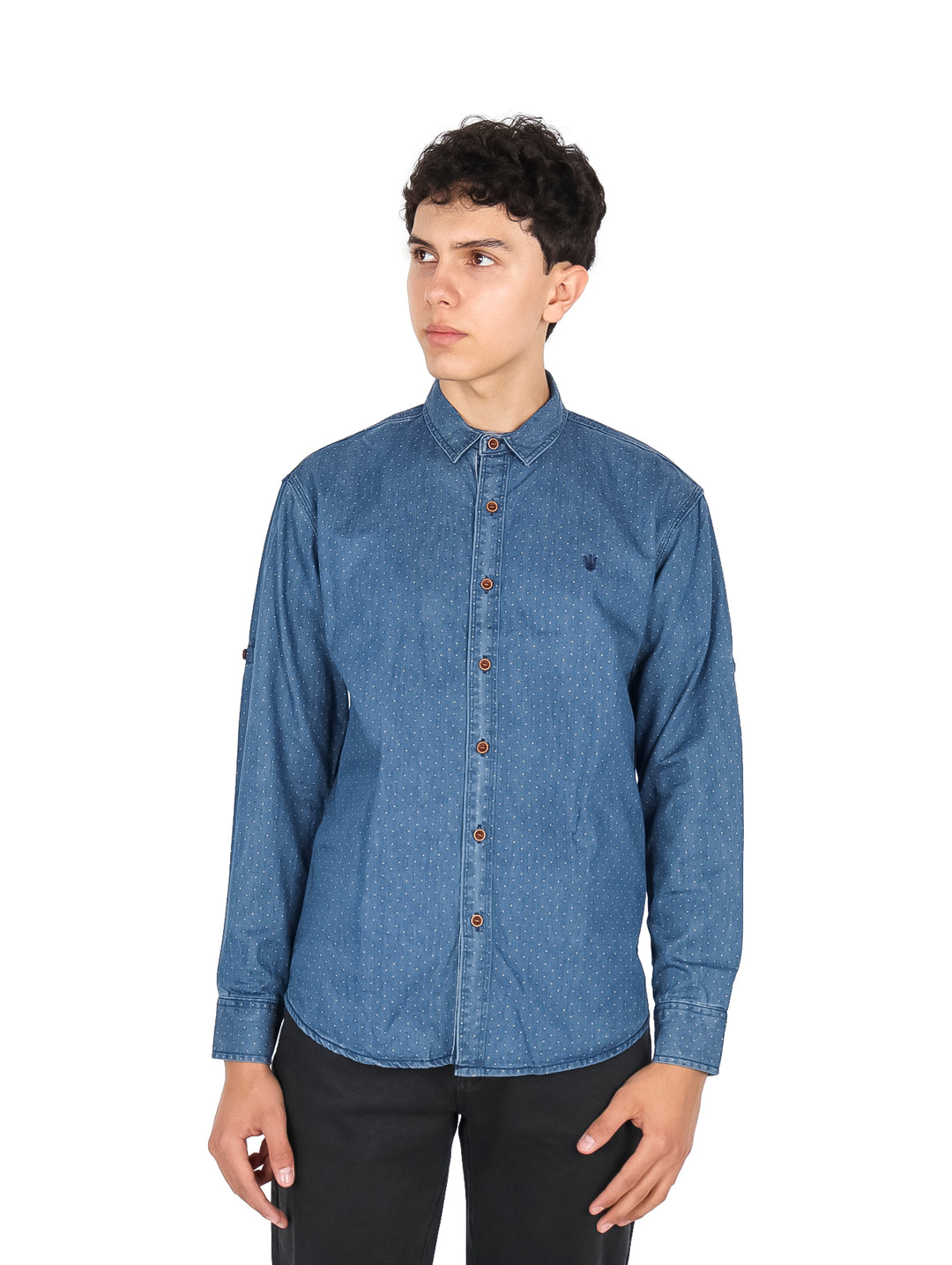 Hombre vistiendo camisa azul claro de manga larga con pequeños puntos blancos y botones frontales.