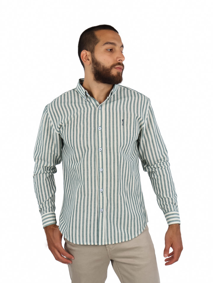 Camisa de manga larga para hombre con diseño de rayas verticales en color verde y blanco.