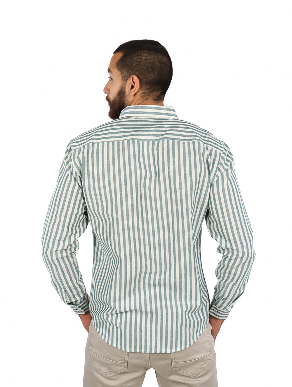Camisa de manga larga para hombre con diseño de rayas verticales en color verde y blanco.