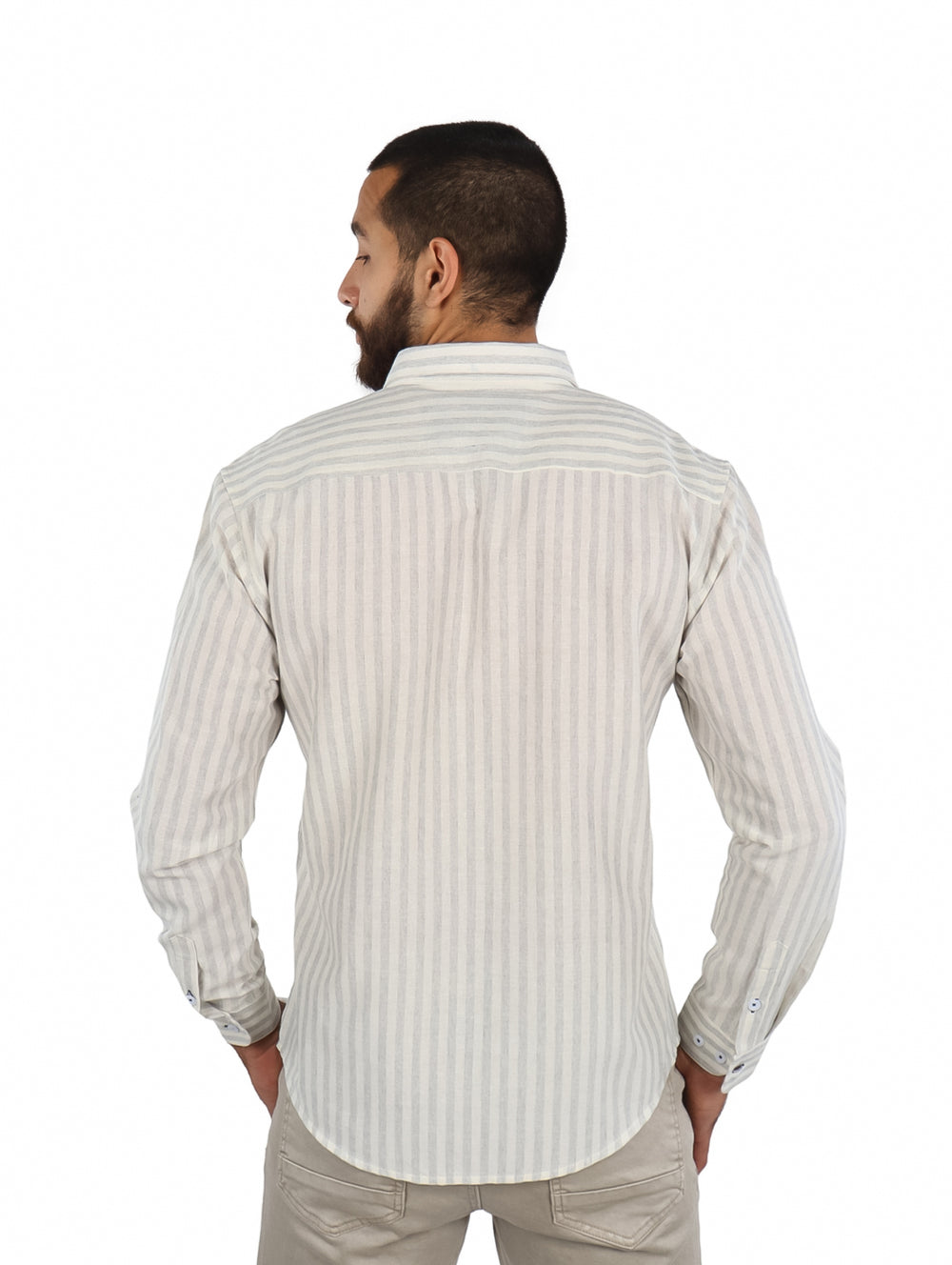Hombre vistiendo una camisa de manga larga color beige con rayas verticales finas y botones frontales.