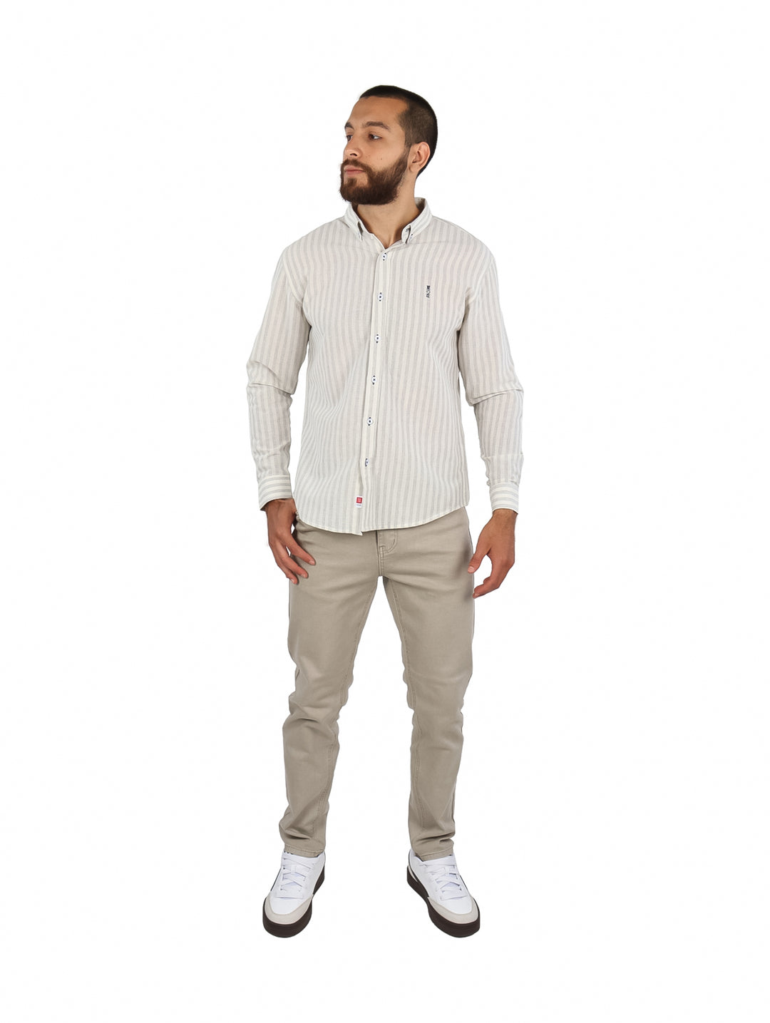 Hombre vistiendo una camisa de manga larga color beige con rayas verticales finas y botones frontales.