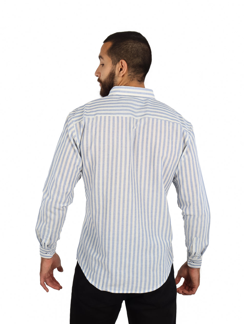 Hombre vistiendo una camisa de manga larga con rayas verticales en color azul y blanco.