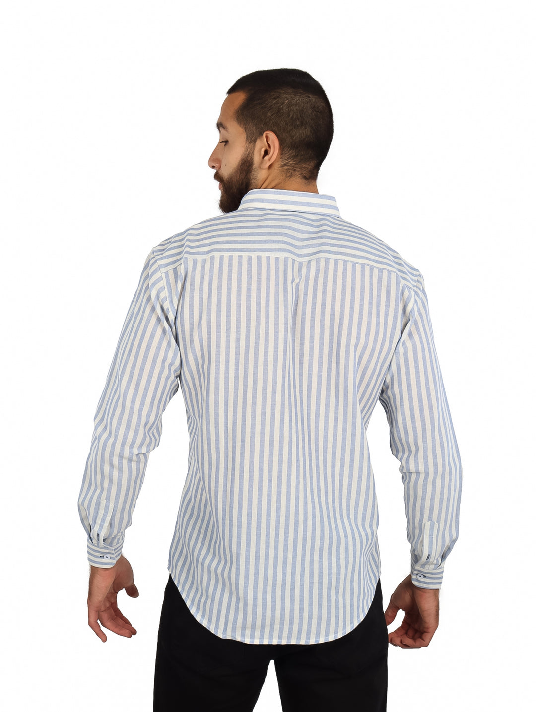 Hombre vistiendo una camisa de manga larga con rayas verticales en color azul y blanco.