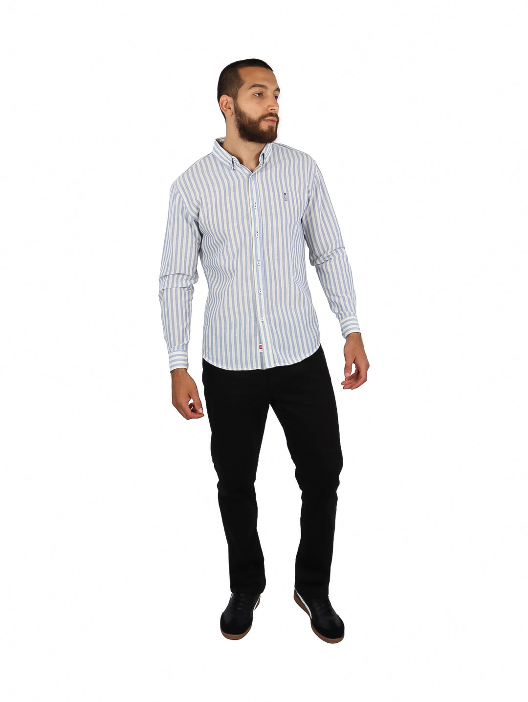 Hombre vistiendo una camisa de manga larga con rayas verticales en color azul y blanco.
