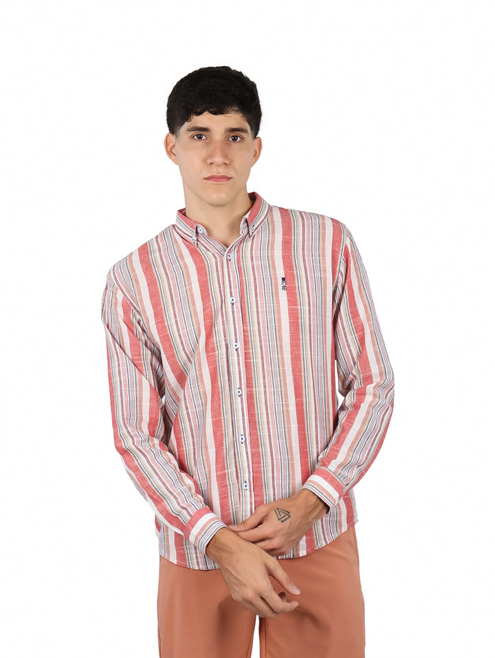 Hombre vistiendo camisa de manga larga con estampado de rayas verticales en tonos rojo, blanco y azul.
