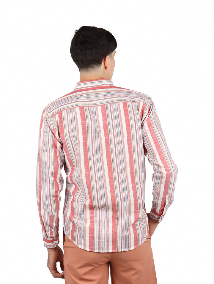 Hombre vistiendo camisa de manga larga con estampado de rayas verticales en tonos rojo, blanco y azul.