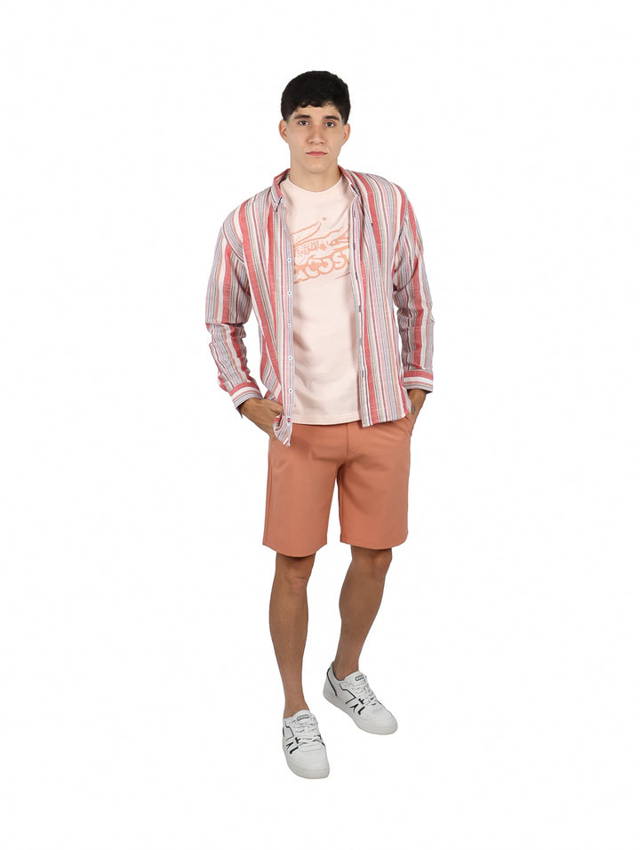 Hombre vistiendo camisa de manga larga con estampado de rayas verticales en tonos rojo, blanco y azul.