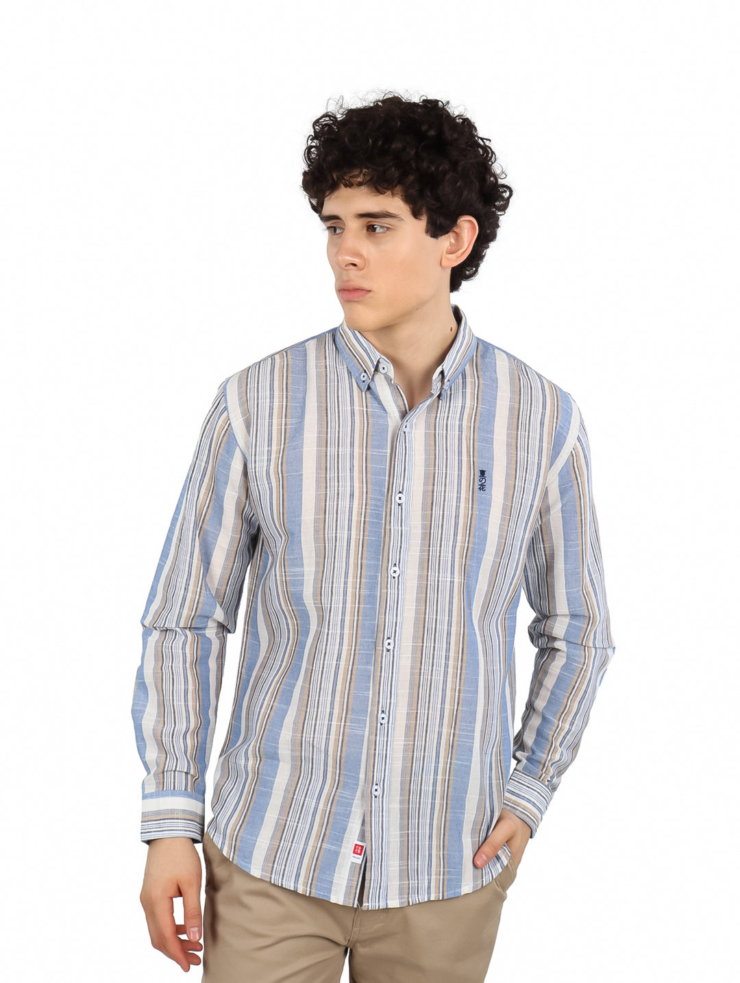 Hombre vistiendo camisa Yakuza de manga larga con patrón de rayas verticales en tonos azul, blanco y beige.