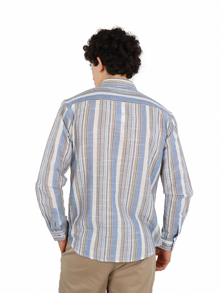 Hombre vistiendo camisa Yakuza de manga larga con patrón de rayas verticales en tonos azul, blanco y beige.
