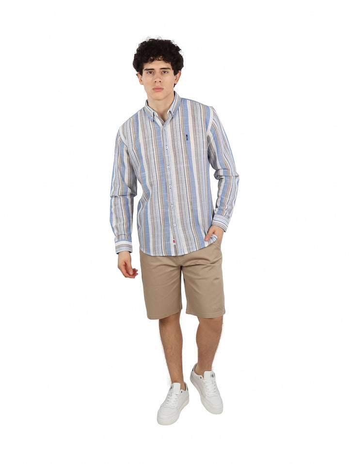 Hombre vistiendo camisa Yakuza de manga larga con patrón de rayas verticales en tonos azul, blanco y beige.