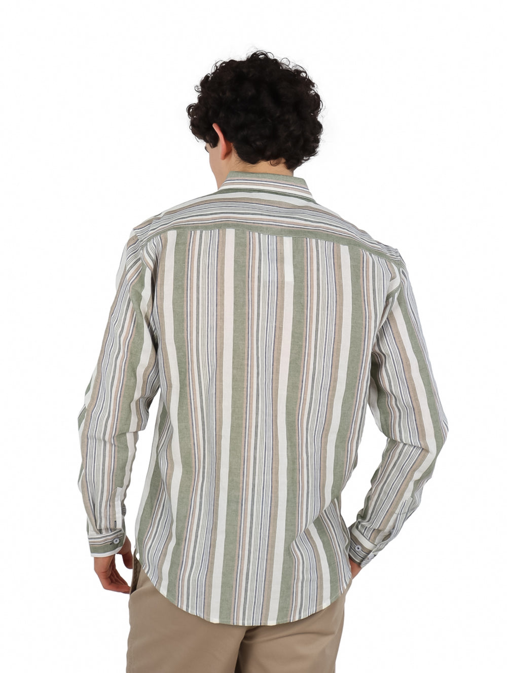 Hombre vistiendo una camisa de manga larga con rayas verticales en tonos verde, blanco y beige.