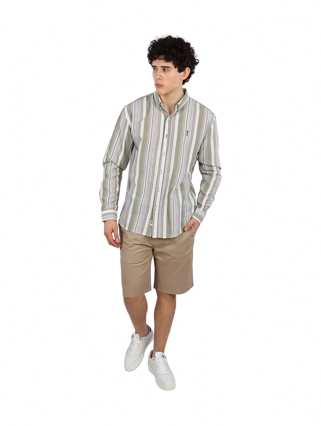 Hombre vistiendo una camisa de manga larga con rayas verticales en tonos verde, blanco y beige.