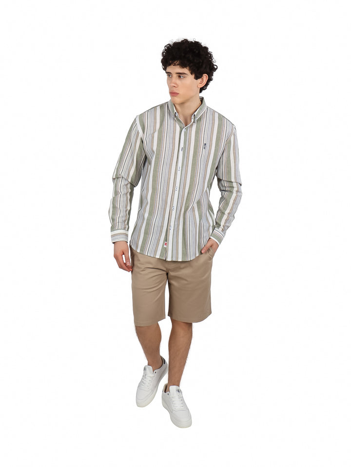 Hombre vistiendo una camisa de manga larga con rayas verticales en tonos verde, blanco y beige.