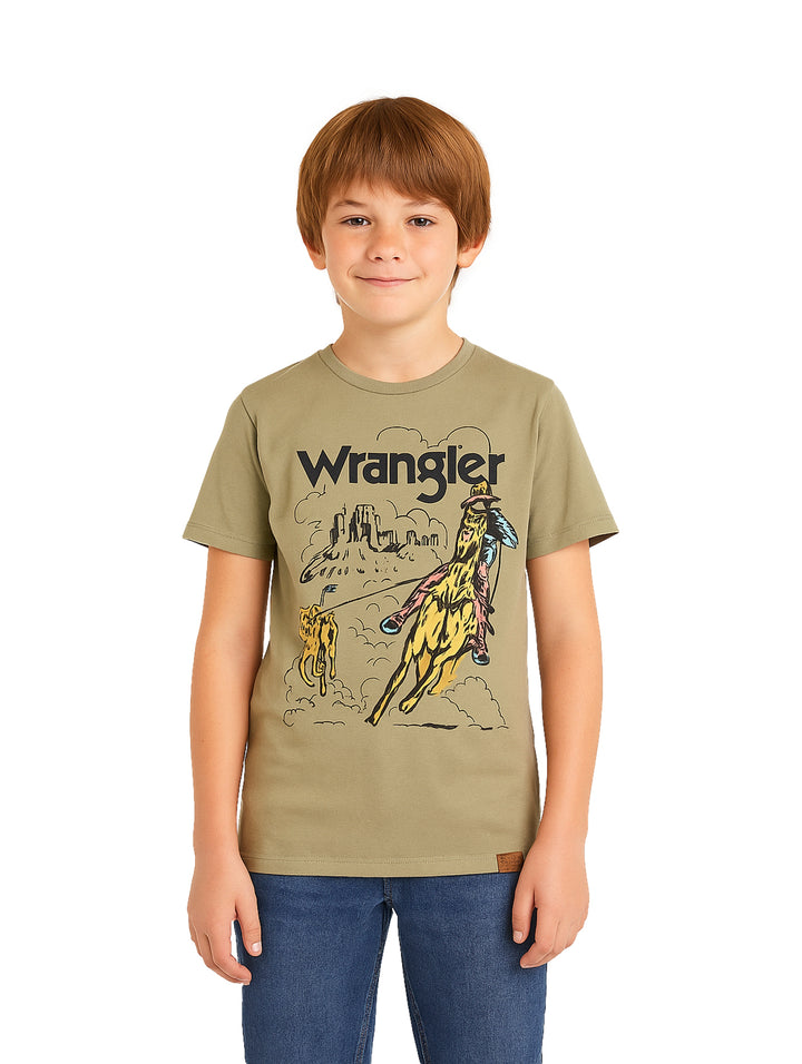 Niño vistiendo playera color olivo de marca Wrangler con estampado de caballos y jeans azules.