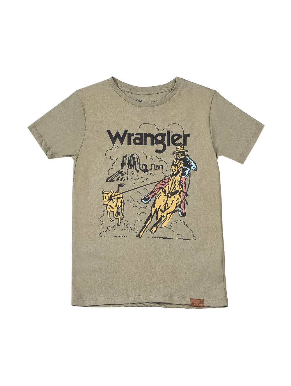 Niño vistiendo playera color olivo de marca Wrangler con estampado de caballos y jeans azules.