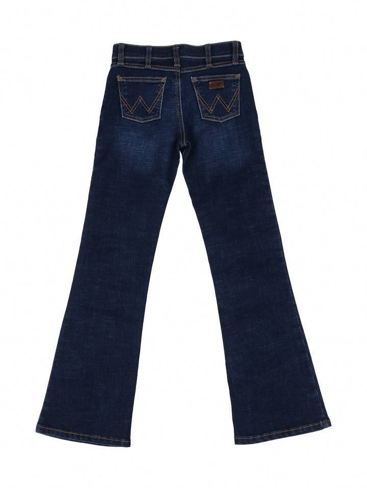 Pantalones jeans Wrangler color indigo para niño con detalle bordado en la pierna izquierda.