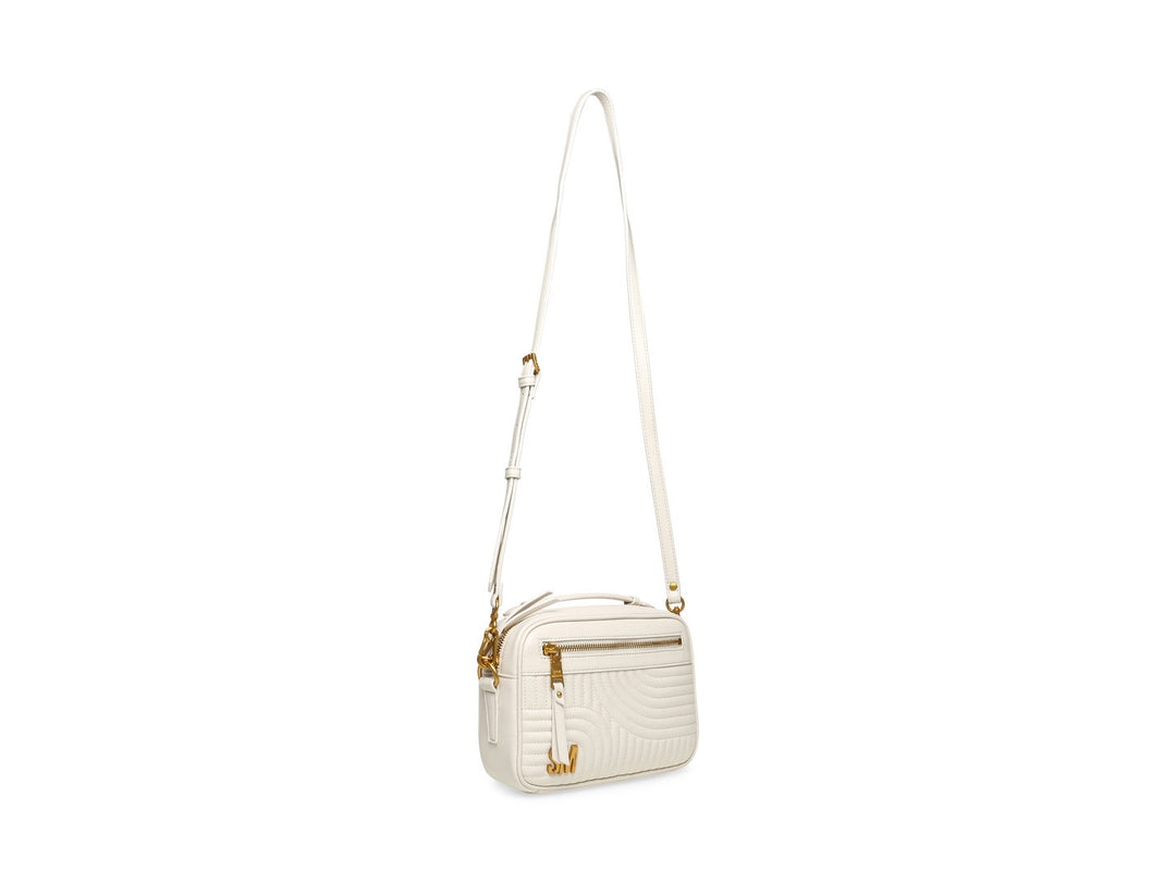 Bolso de hombro Steve Madden color hueso con textura acolchada y detalles metálicos en dorado.