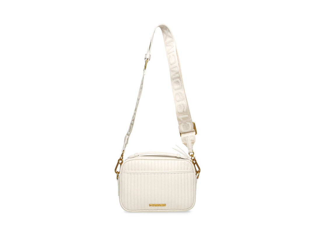 Bolso de hombro Steve Madden color hueso con textura acolchada y detalles metálicos en dorado.