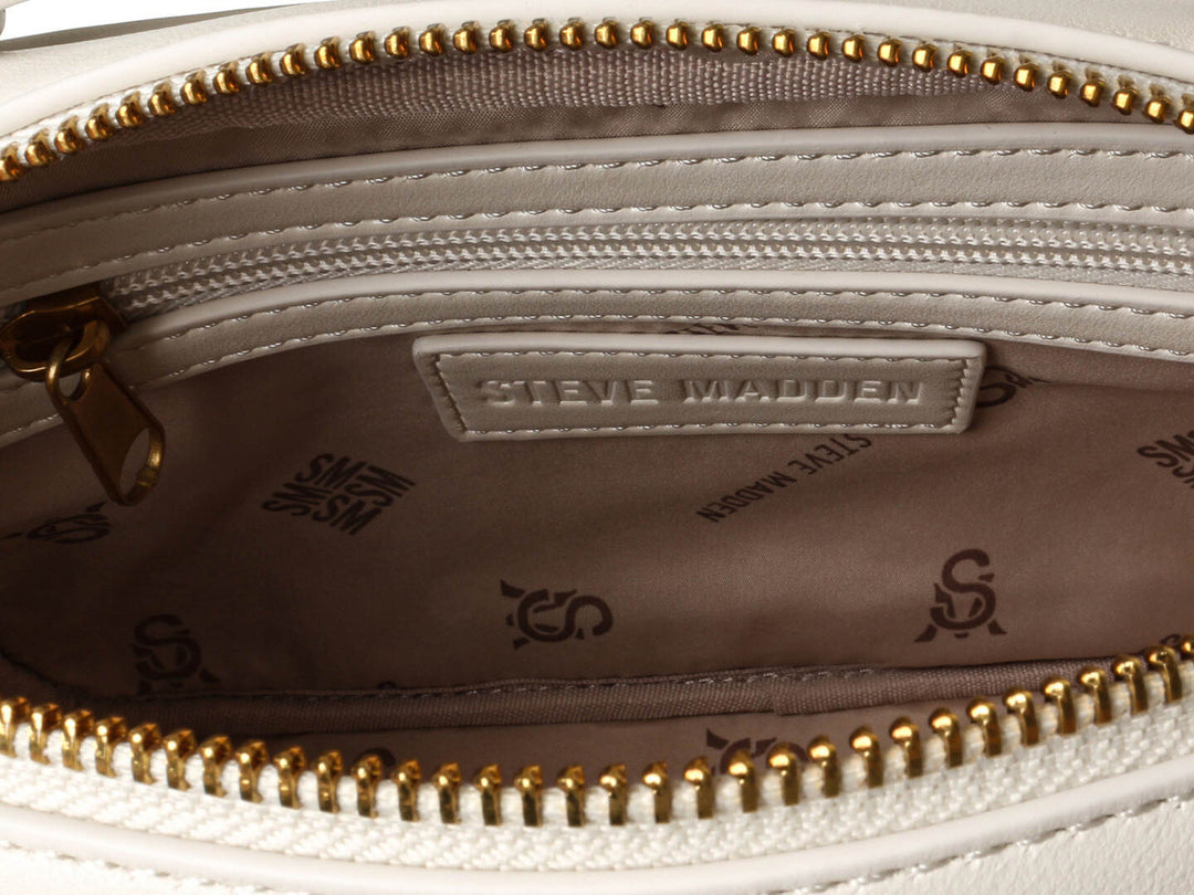 Bolso de hombro Steve Madden color hueso con textura acolchada y detalles metálicos en dorado.