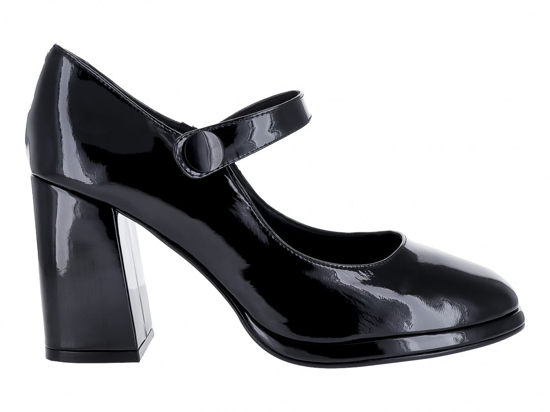 Zapato negro de charol con tacón cuadrado y correa sobre fondo blanco.