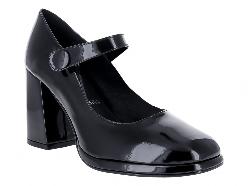 Zapato negro de charol con tacón cuadrado y correa sobre fondo blanco.