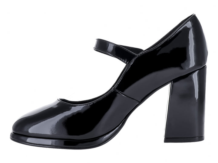 Zapato negro de charol con tacón cuadrado y correa sobre fondo blanco.