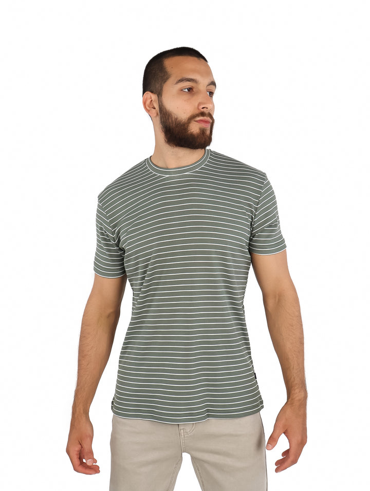 Hombre vistiendo playera verde de manga corta con rayas horizontales blancas y cuello redondo.