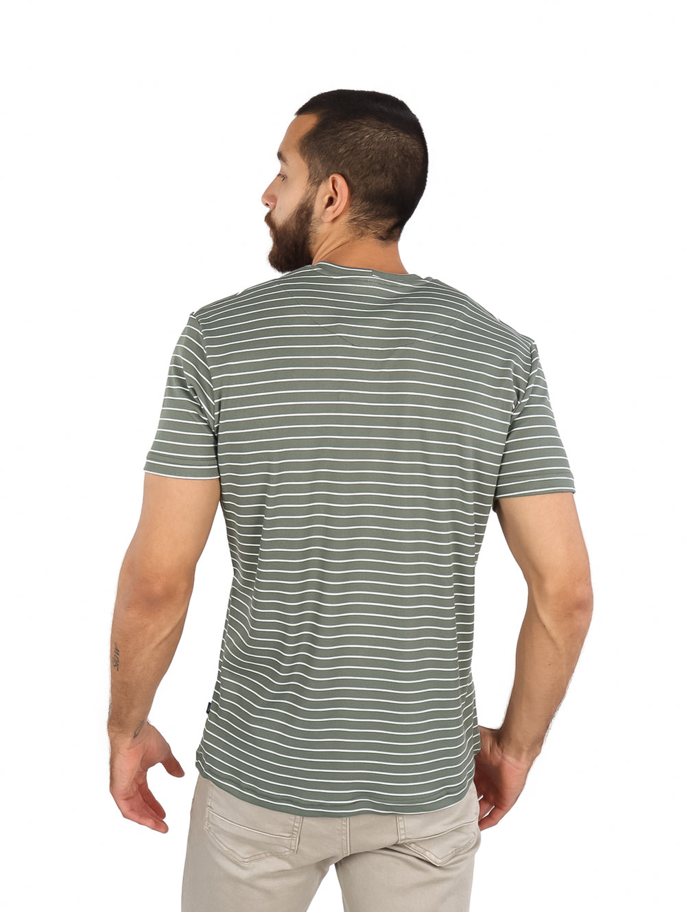 Hombre vistiendo playera verde de manga corta con rayas horizontales blancas y cuello redondo.