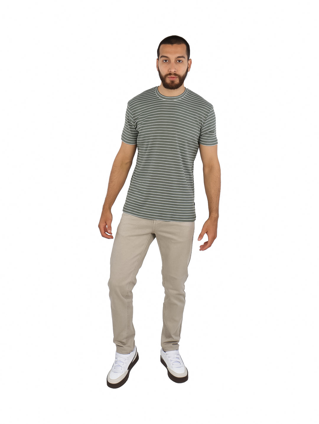 Hombre vistiendo playera verde de manga corta con rayas horizontales blancas y cuello redondo.