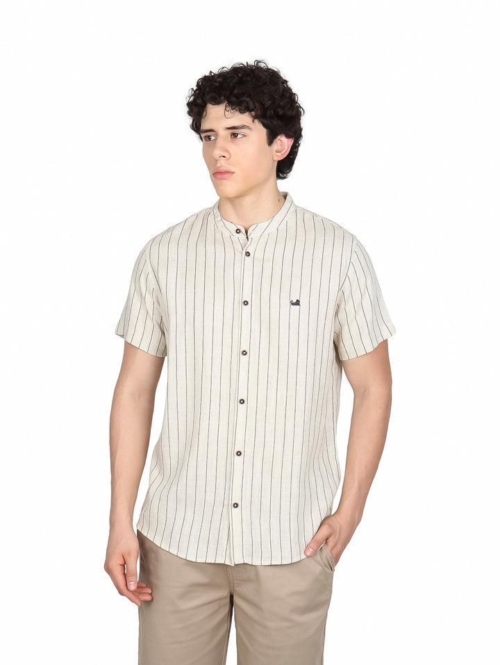 Camisa de manga corta color hueso con rayas verticales negras y cuello henley.