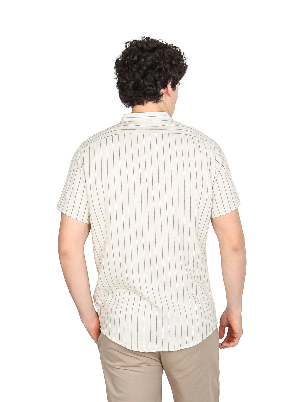 Camisa de manga corta color hueso con rayas verticales negras y cuello henley.