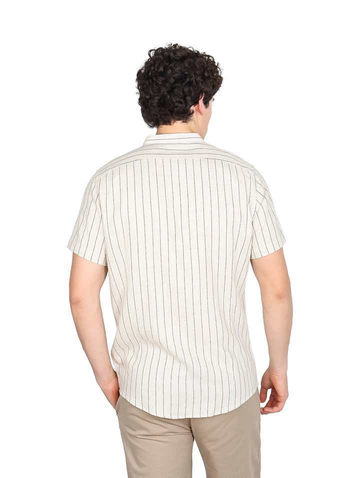 Camisa de manga corta color hueso con rayas verticales negras y cuello henley.