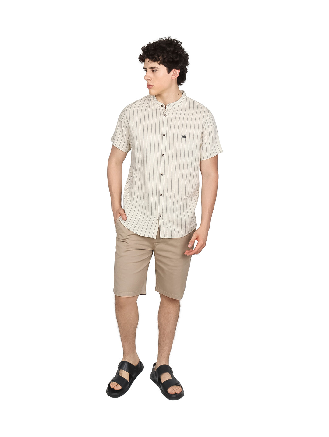 Camisa de manga corta color hueso con rayas verticales negras y cuello henley.