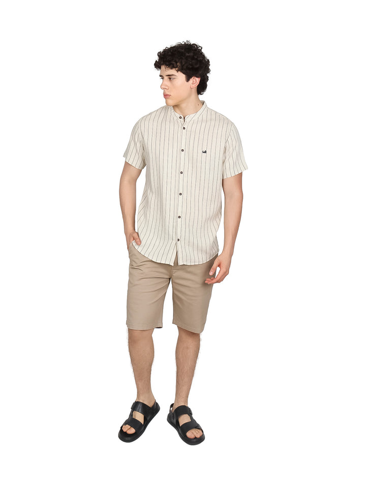 Camisa de manga corta color hueso con rayas verticales negras y cuello henley.
